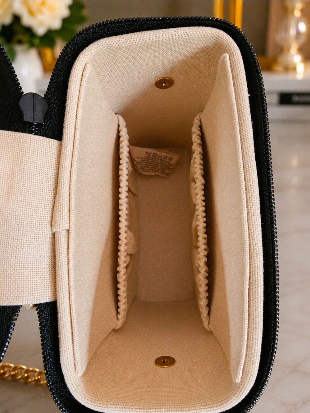Chanel Les Beiges Woven Straw Crossbody Bag in Natural - Picture 5 of 7